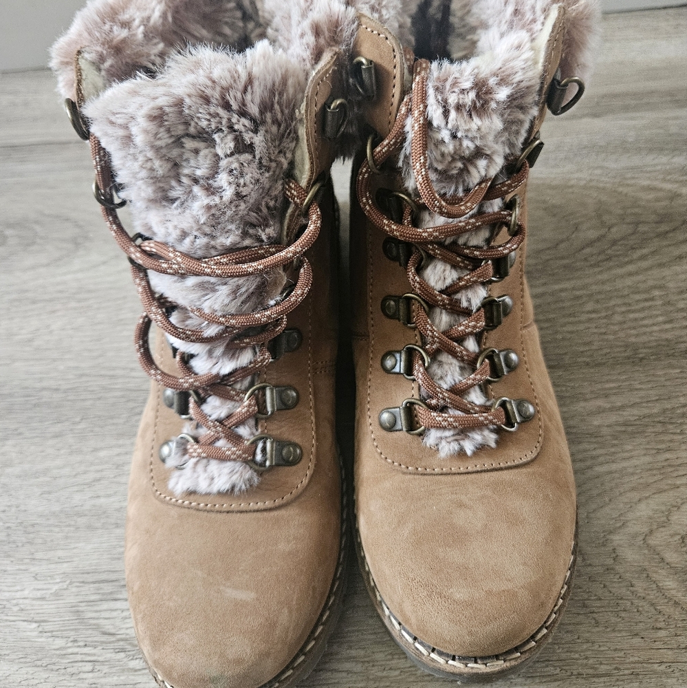 NEW Women's Tan Fur-Lined Boots